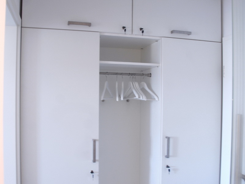 Шкаф для верхней одежды с врезными замками отлично подойдет для офисного помещения